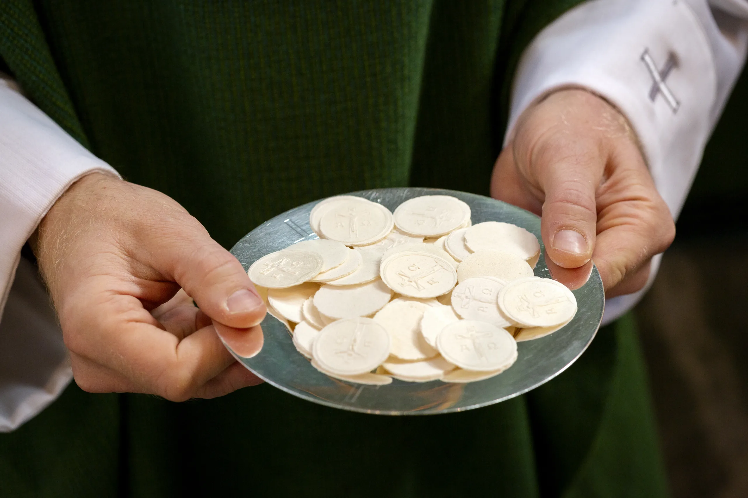 Nattvardsoblater på ett fat