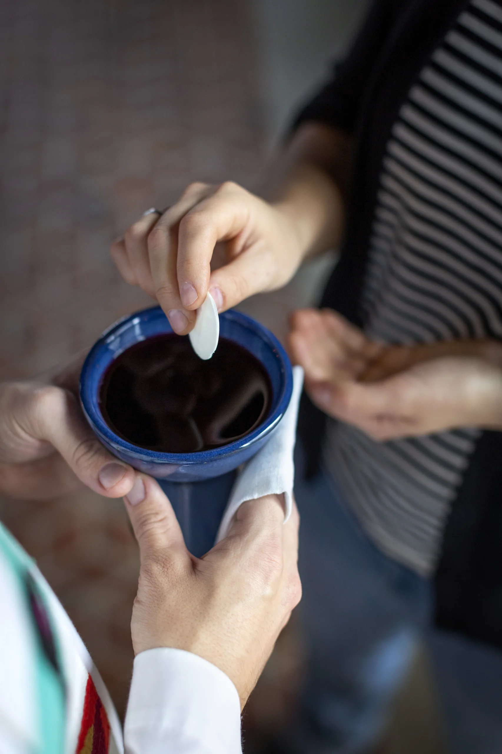 Brödet paddas i vinet