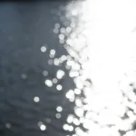 Glittrande vattenyta