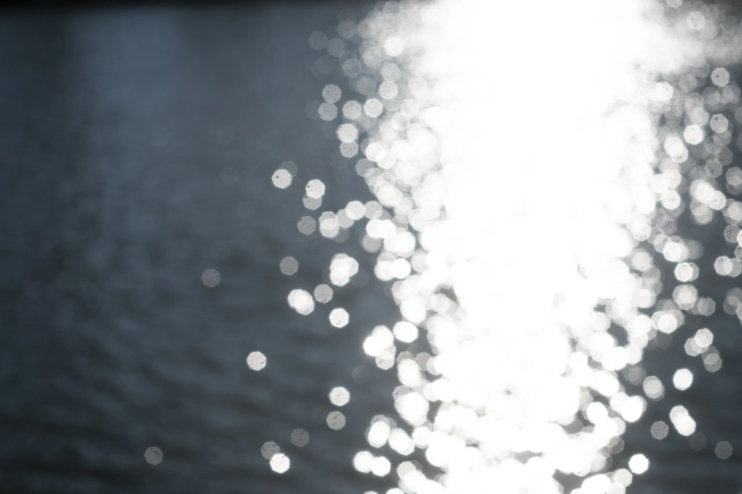 Glittrande vattenyta