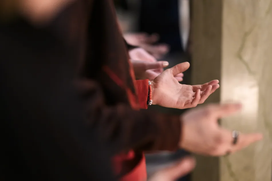 Konfirmander lovsjunger och tillber.