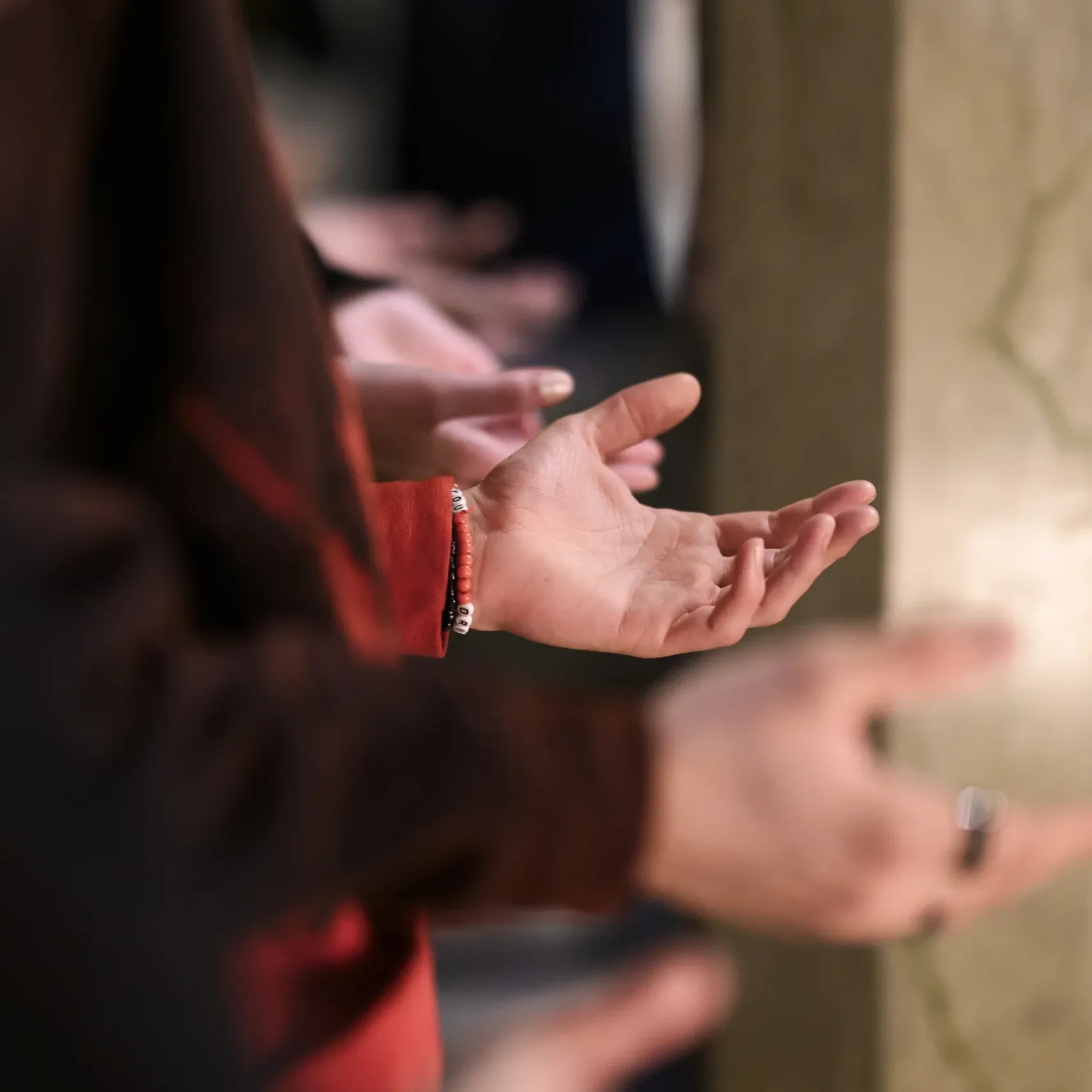 Konfirmander lovsjunger och tillber.