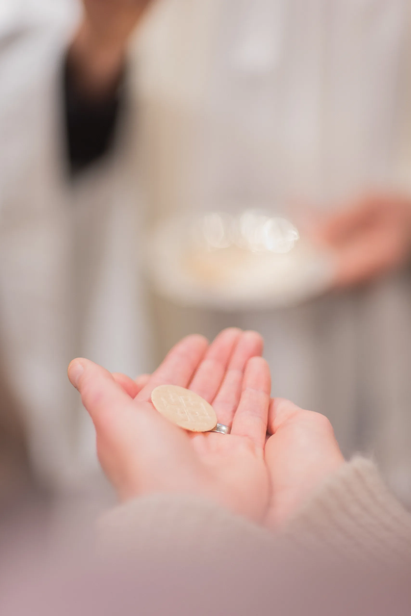 Kommunikant tar emot Kristi kropp i mässan