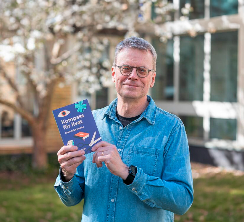 Tomas Nygren håller i en bok