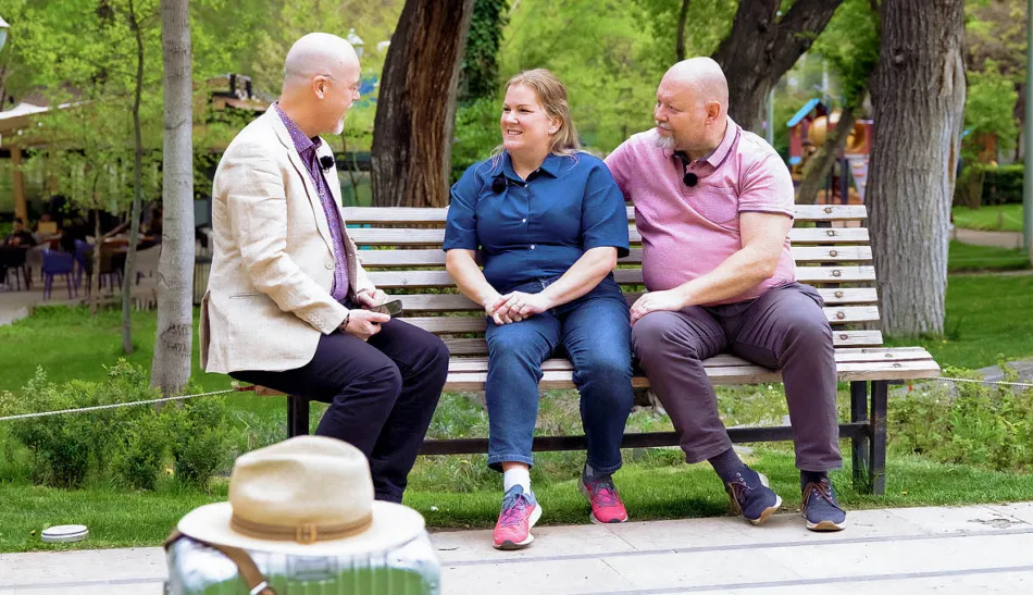 Erik Johansson tillsammans med missionärerna Anna-Klara och David Castor