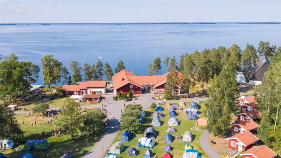 Drönarbild över Hjälmargården och sommar-SMAJL