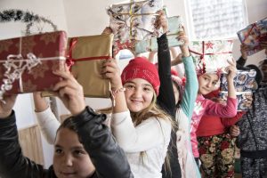 Barn i Bukarest som fått julklappar