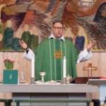 Fredrik Weflö celebrerar mässan i Sörbykyrkan