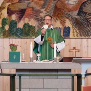 Fredrik Weflö celebrerar mässan i Sörbykyrkan