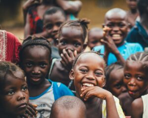 Skrattande barn i ett afrikanskt land