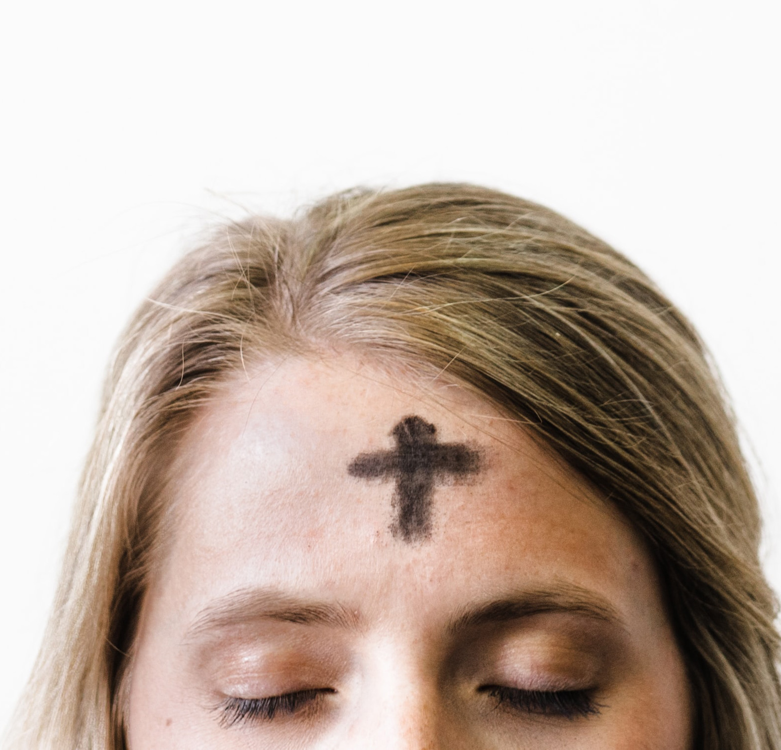 Kvinna med kors tecknat i pannan