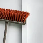 Piasavakvast lutad mot en vägg