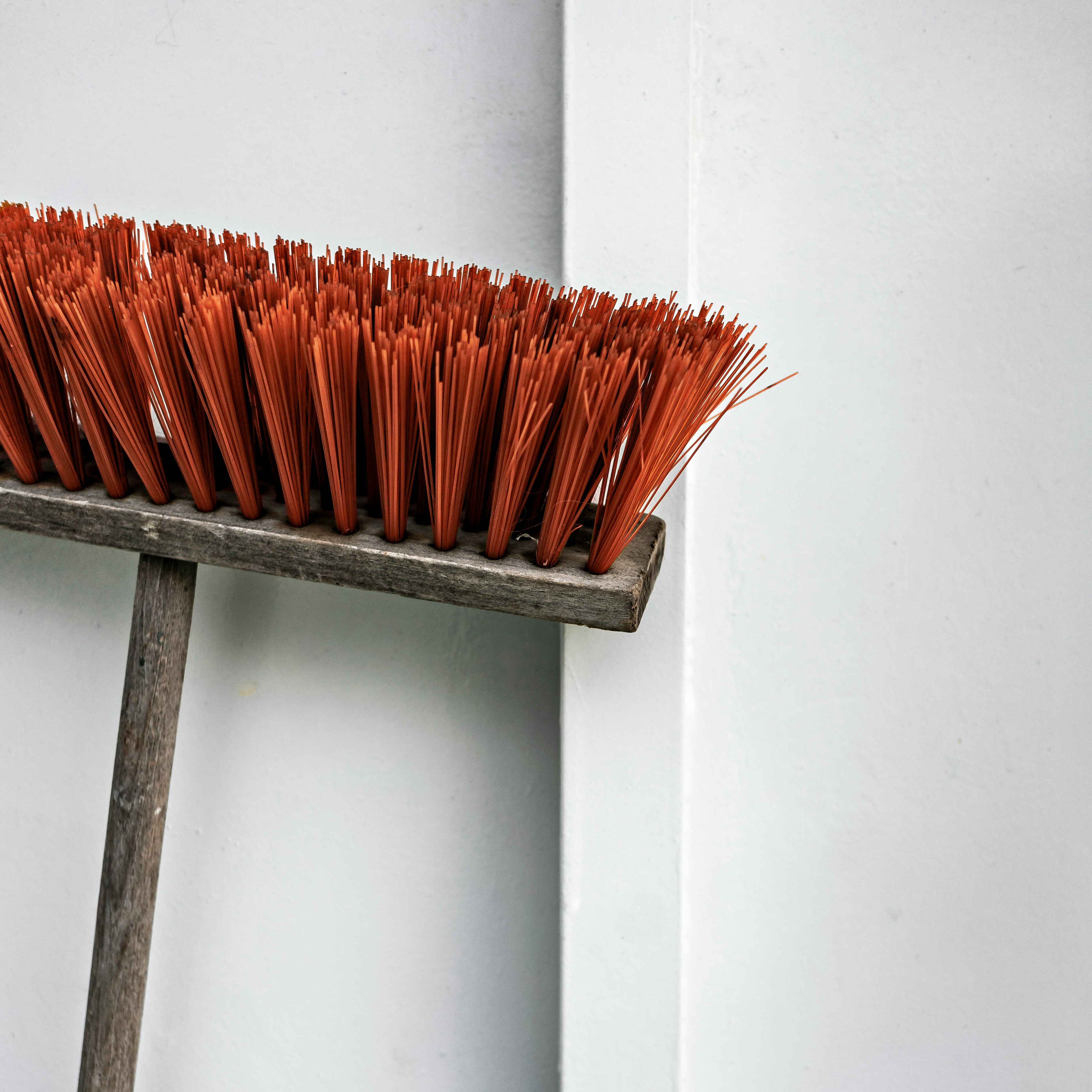 Piasavakvast lutad mot en vägg