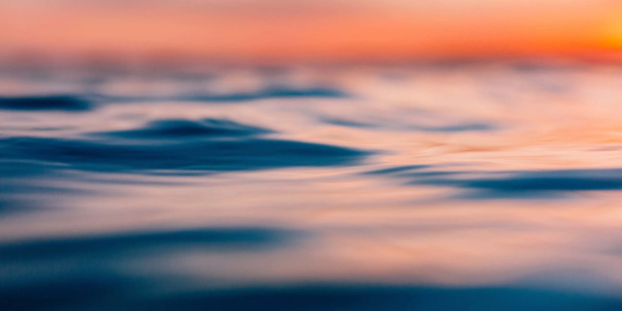 Bild på vattenyta i solnedgång